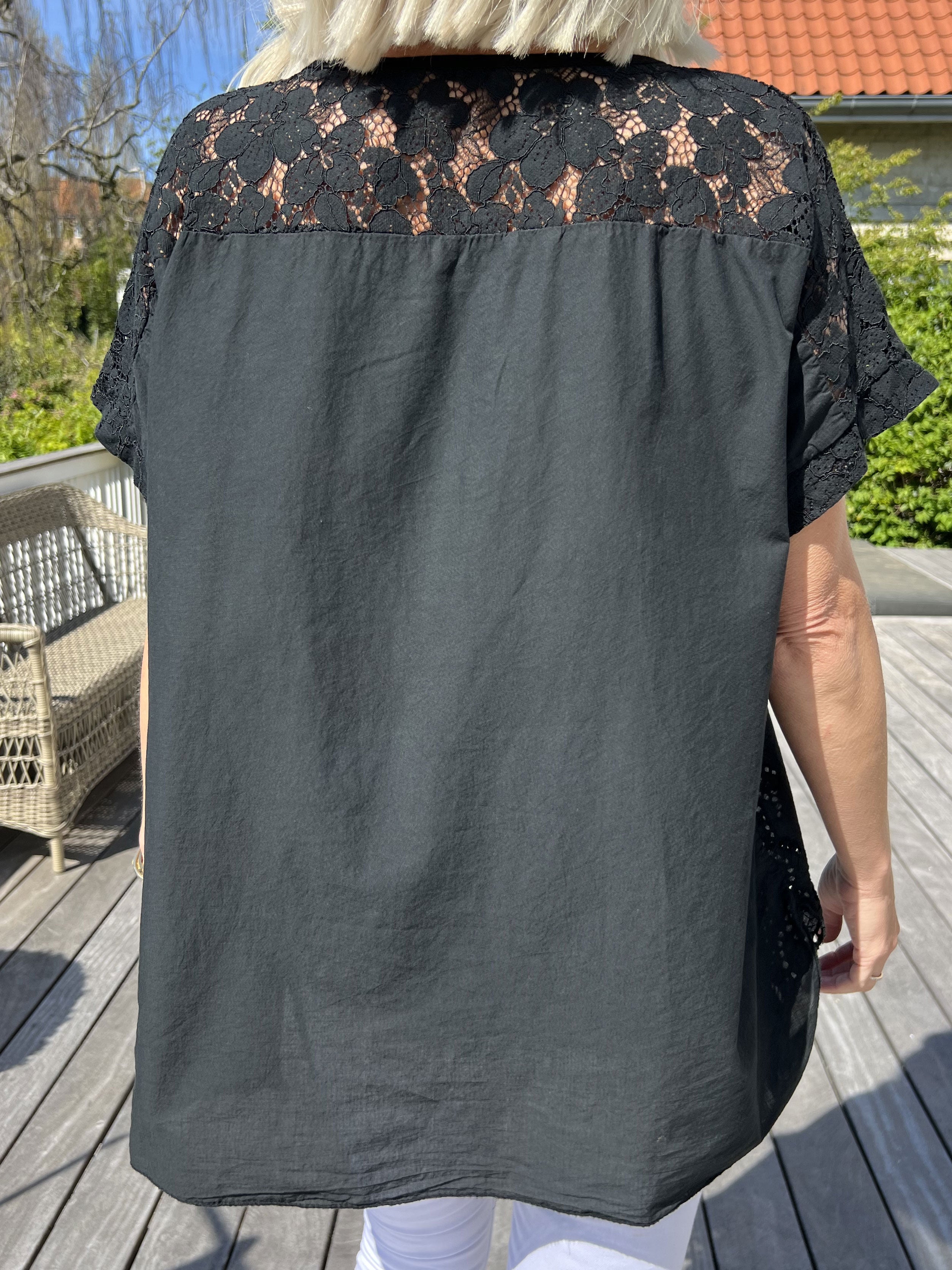 Inna - Söt topp med spets och broderi anglaise